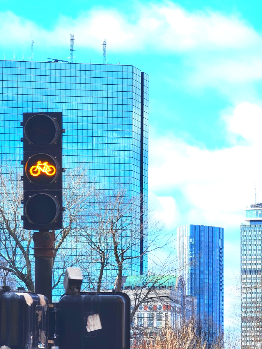 OnlyInBOS's tweet photo. A bike-only traffic signal is installed on Tremont Street outside Park Street Station as part of the City of Boston's efforts to offer more reliable bicycle transportation around the city. https://t.co/gYagK0HX2n