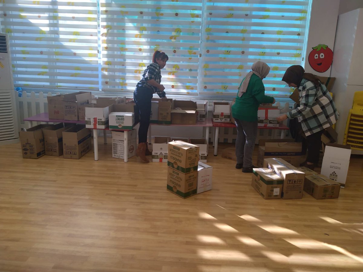 firatresmihesap's tweet photo. Üniversitemizin Gündüz Bakım Evi ve Kreşinde toplanan yardımları deprem bölgesine göndermek üzere teslim aldık.

7’den 70’e tüm Fırat Üniversitesi ailesi seferber…

#Elazığ #FıratÜniversitesi #BirlikOlduk https://t.co/lcBiGjpBbK