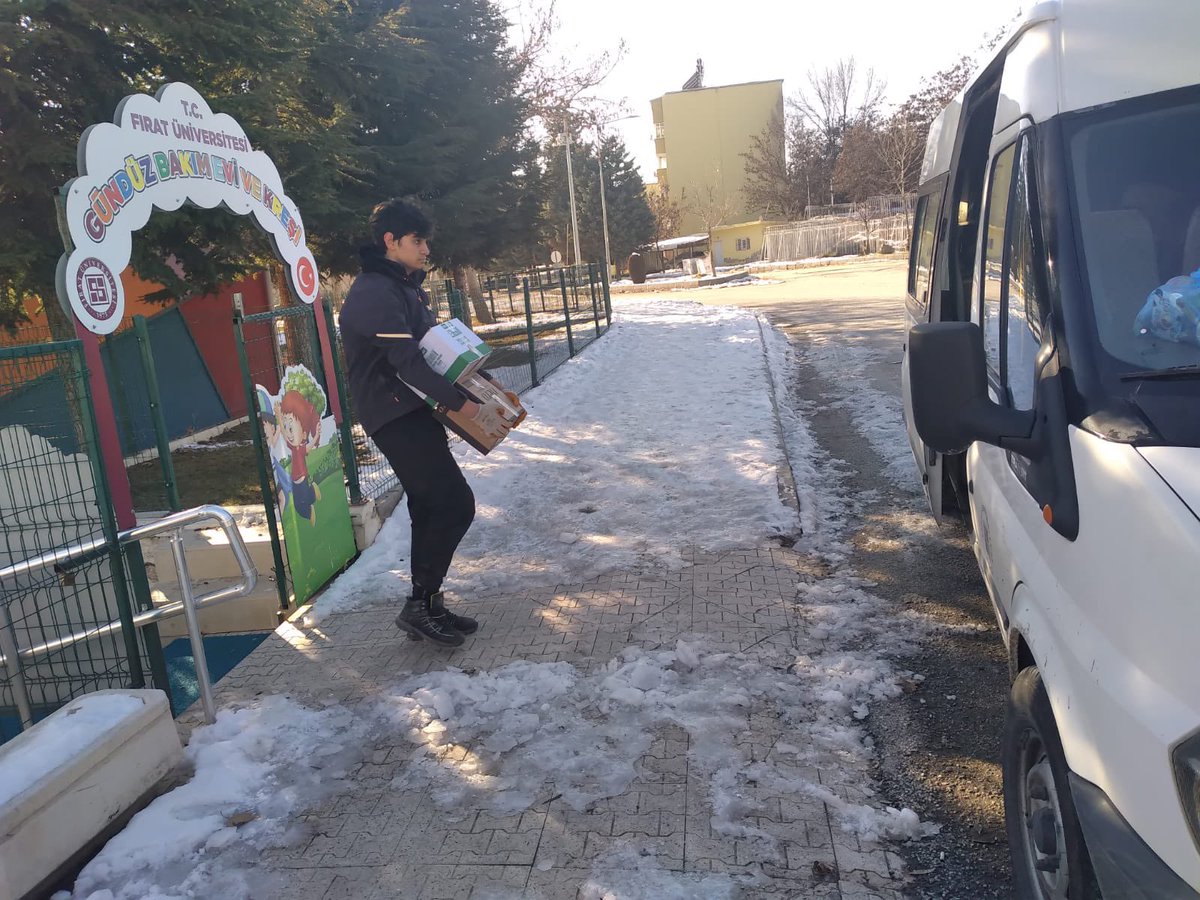 firatresmihesap's tweet photo. Üniversitemizin Gündüz Bakım Evi ve Kreşinde toplanan yardımları deprem bölgesine göndermek üzere teslim aldık.

7’den 70’e tüm Fırat Üniversitesi ailesi seferber…

#Elazığ #FıratÜniversitesi #BirlikOlduk https://t.co/lcBiGjpBbK