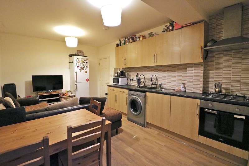 EllenderEstates's tweet photo. NEW: Western Avenue #ActonTown #Acton. Flat - 3 bed £2,500.00 pcm https://t.co/QjKUWL13bK