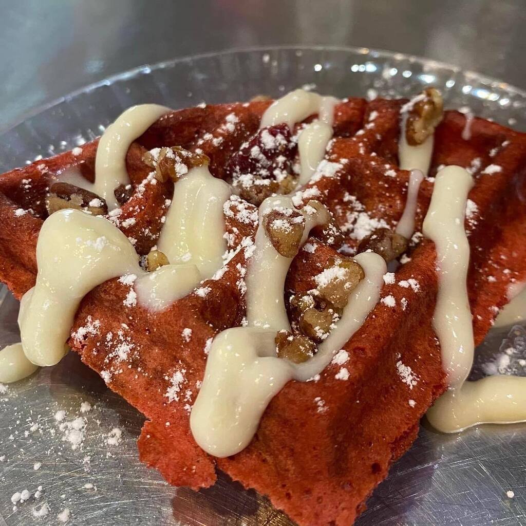 YoMamasMeals's tweet photo. Mama’s Red Velvet Chicken & Waffles will be on the menu for #ValentinesDay you can also celebrate #PprkChopTuesday as well!! #GFGoodness ORDER ONLINE click link in bio https://t.co/94chF1eDWb