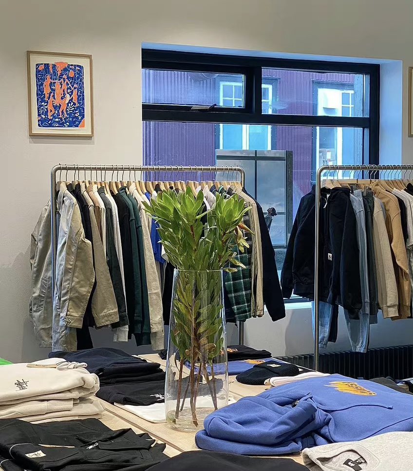 tunezpro's tweet photo. A small clothing store by the side of the road https://t.co/3MxLmH7RlY