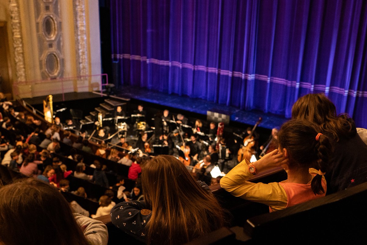 oper_stuttgart's tweet photo. Der ganze Zuschauerraum voller Kinder! Heute war die erste Schulvorstellung von #StgtHotzenplotz im Opernhaus. So viel Zwischenapplaus, Energie und Euphorie – wir freuen uns schon auf die nächsten Schulvorstellungen im März! https://t.co/IxSErXSBDq