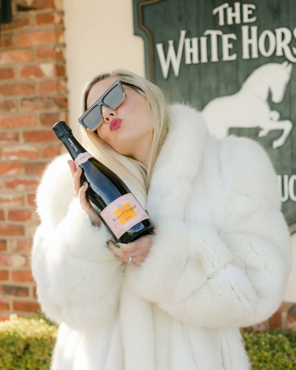 All you need is love. (And Champagne. LOTS of Champagne.) 🍾 @VeuveClicquot ❌⭕️ #thewhitehorse

—
#valentines #bemine #Champagne 

📷 <a href="/castophoto/">Casto Photo & Films</a>  || @richardsfurriers