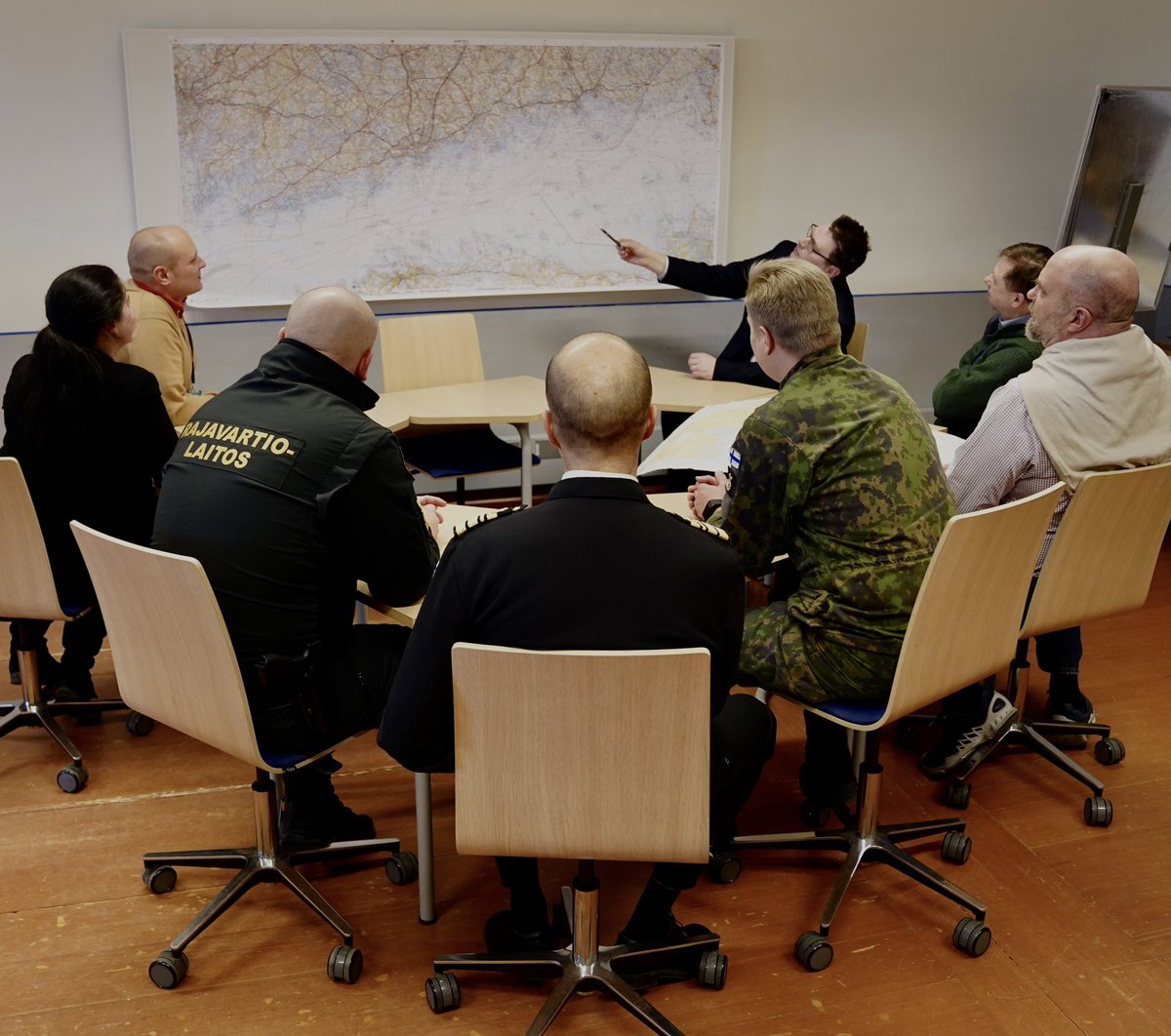 Navyfi's tweet photo. Merivoimat viettää ystävänpäivää juhlalle sopivalla tavalla harjoittelemalla yhdessä muiden maassamme operoivien merellisten toimijoiden kanssa. Varmistamme #yhdessä että meriyhteytemme ovat turvatut ja toimivat. Hyvää ystävänpäivää kaikille! ❤️ #yhteistoiminta #navyfi https://t.co/vPTV9H8wfr