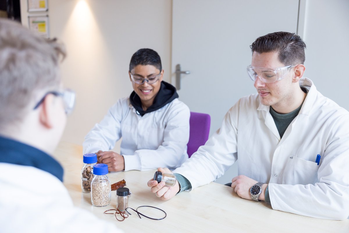 Op de Campus lopen veel studenten stage. Tijd om kennis te maken! Met deze keer: Lars Middel, student Chemische Productinnovatie bij <a href="/AvansHogeschool/">Avans Hogeschool</a> / <a href="/CentreBiobased/">MNEXT</a> die stage loopt bij <a href="/VITObelgium/">VITO</a> / @Biorizon in de demo facility van de Campus. greenchemistrycampus.com/nieuws/lars-mi…
