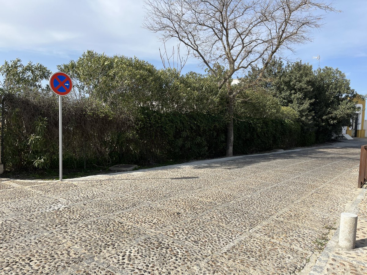 <a href="/ja_nietob/">José Antonio Nieto</a> <a href="/fernandoderosa4/">Fernando de Rosa</a> <a href="/JuanAvilaCARMO/">Juan Ávila Gutiérrez</a> Hoy me encuentro en funciones de guardia y donde solemos aparcar l@s abogad@s no hay una, si no DOS placas prohibiendo aparcar. Será que el Ayto se habrá confundido? Le pedimos DOS plazas para los letrad@s de guardia y nos da DOS placas