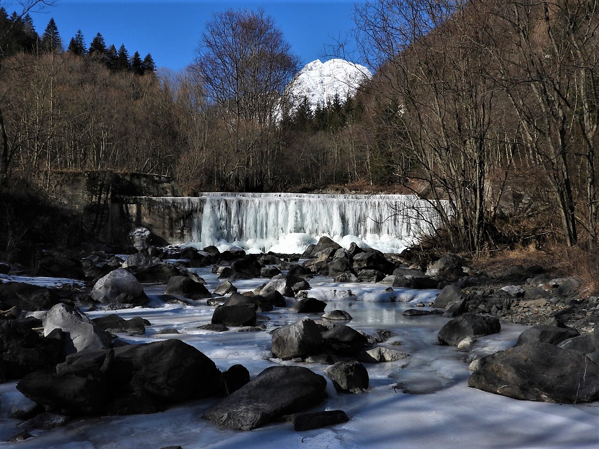 regioneFVGit's tweet photo. 💧 Siamo sul torrente Bût a ovest dell'abitato di #Timau, frazione del Comune di #Paluzza, in #Carnia. Queste bellissime foto sono di Laura Plozner van Ganz, scattate qualche giorno fa, di primo mattino. Uno spettacolo della natura che lascia senza parole. https://t.co/hSWRtbT9lh