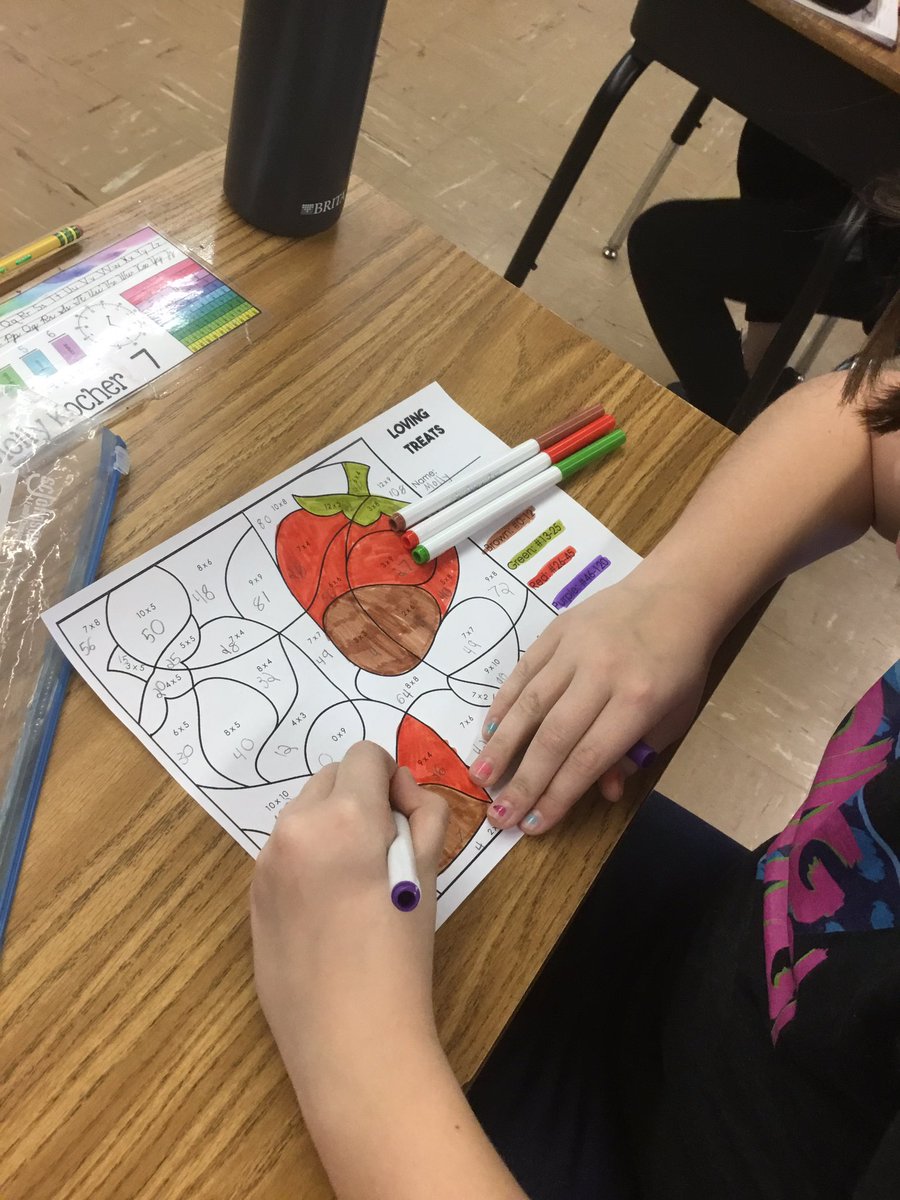 MrsRienzo's tweet image. Some multiplication chocolate covered strawberries to kick off our Valentine’s Day! @ORHEagles21 #wehelpchildren #makingitfun