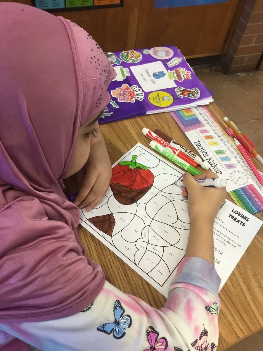 MrsRienzo's tweet image. Some multiplication chocolate covered strawberries to kick off our Valentine’s Day! @ORHEagles21 #wehelpchildren #makingitfun