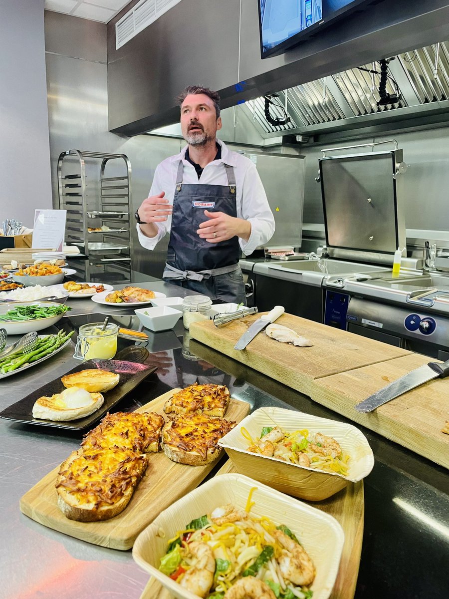 HCS_stewart's tweet photo. @HWW_paul National Account manager for Consulrants and projects in full flow in the demonstration kitchen today at Hobart UK - Showing the multifunctionalty, productivity and efficiency of bonnet equipment @HobartUKCooking #precijet #precipan #highspeedsteamer https://t.co/yQxMxnmNen