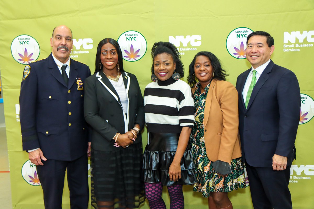 NYC_SBS's tweet photo. Cannabis NYC is aiming for the stars! 🌿🚀✨

This weekend we launched #LiftOffCNYC, our 5-borough Listening &amp; Learning Tour and connected the BX community with info &amp; convos about current state laws, NYC resources + initiatives, and anticipated industry opportunities! https://t.co/8Al31cELbs