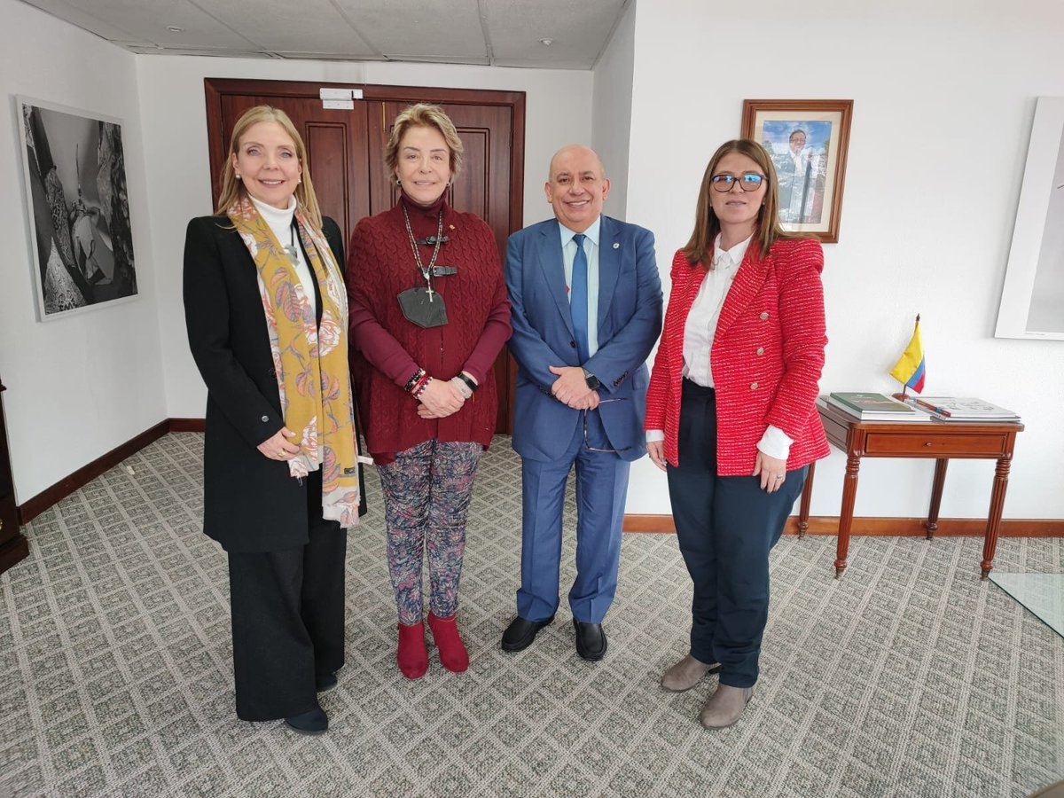 En Ecuador, con nuestra Vicerrectora Académica, Dra. <a href="/ConstanzaAbadia/">Constanza Abadia</a>, dialogamos en la <a href="/EmbColEcuador/">Embajada de Colombia en Ecuador</a> con las Drs María Ximena Estévez-Breton, ministra Plenipotenciaria, y Julia Isabel Escallón Salgar, ministra consejera sobre oportunidades educativas para nuestros connacionales