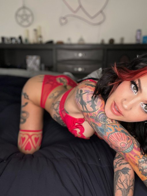 🖤&hearts;️ https://t.co/fvijSTtqN7