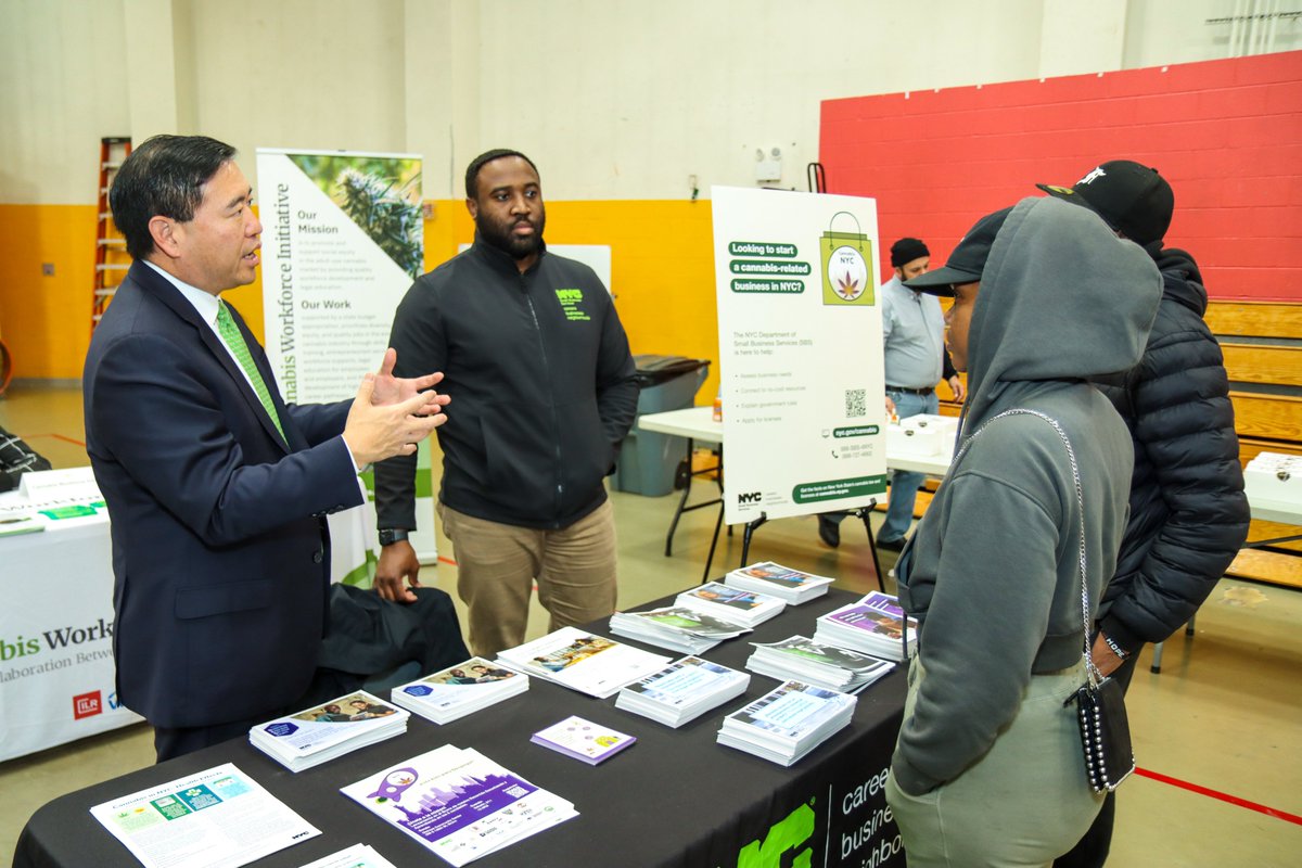 NYC_SBS's tweet photo. Cannabis NYC is aiming for the stars! 🌿🚀✨

This weekend we launched #LiftOffCNYC, our 5-borough Listening &amp; Learning Tour and connected the BX community with info &amp; convos about current state laws, NYC resources + initiatives, and anticipated industry opportunities! https://t.co/8Al31cELbs