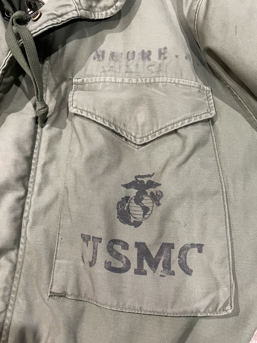 TVegluHFDKvHUkw's tweet image. ポケット多いし、タフだからガシガシ着れるし、日本の冬にはM-65ライナー付きが一番合ってる気がする(俺だけ)。

今シーズンも1st&amp;amp;2ndの出動が多かった。

ワッペンとかステンシルが付いてるとまた興奮するんよ🎶😋♪😆✨

#古着好きと繋がりたい #M65