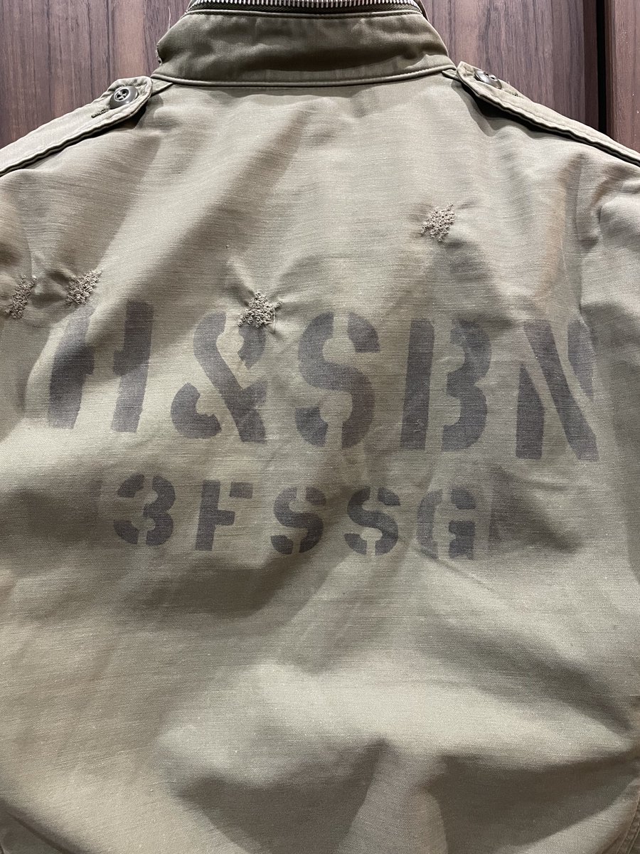 TVegluHFDKvHUkw's tweet image. ポケット多いし、タフだからガシガシ着れるし、日本の冬にはM-65ライナー付きが一番合ってる気がする(俺だけ)。

今シーズンも1st&amp;amp;2ndの出動が多かった。

ワッペンとかステンシルが付いてるとまた興奮するんよ🎶😋♪😆✨

#古着好きと繋がりたい #M65