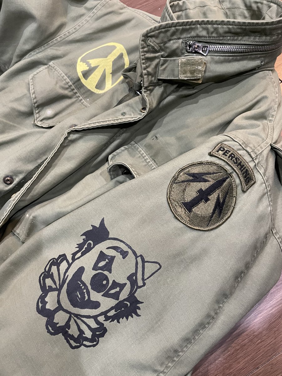 TVegluHFDKvHUkw's tweet image. ポケット多いし、タフだからガシガシ着れるし、日本の冬にはM-65ライナー付きが一番合ってる気がする(俺だけ)。

今シーズンも1st&amp;amp;2ndの出動が多かった。

ワッペンとかステンシルが付いてるとまた興奮するんよ🎶😋♪😆✨

#古着好きと繋がりたい #M65