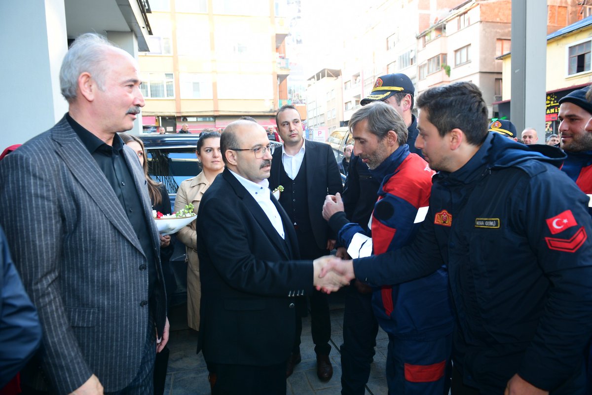 Deprem bölgesinde görev yapan Trabzon Büyükşehir Belediyesi itfaiye arama-kurtarma ekipleri Trabzon'a geldi. Ekipleri; belediye binası girişinde Valimiz İsmail Ustaoğlu, Büyükşehir Belediyesi Başkan Vekili Atilla Ataman ve mesai arkadaşları karşıladı.