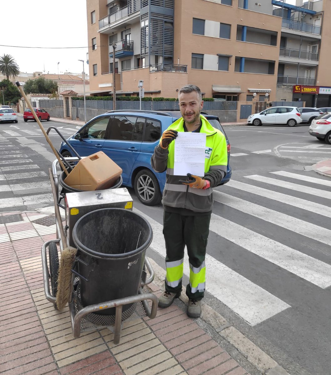 🥇👷‍♂ Desde <a href="/FCC_MA/">FCC Medio Ambiente</a> damos nuestra más sincera enhorabuena al compañero Iván Gandía, que ha recibido la felicitación vecinal por su trabajo diario en la zona de Muchavista. 📌🌊

🥳 ¡Felicidades por tu gran esfuerzo y compromiso! 🙌