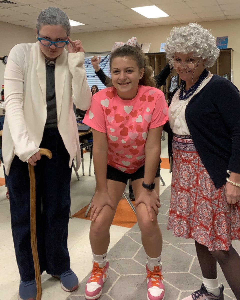 Happy 100th Day!! Whether 100 ❤️s or lookin old- we celebrate! 👊<a href="/SandyRidgeESNC/">Sandy Ridge Elementary School</a> #teamucps