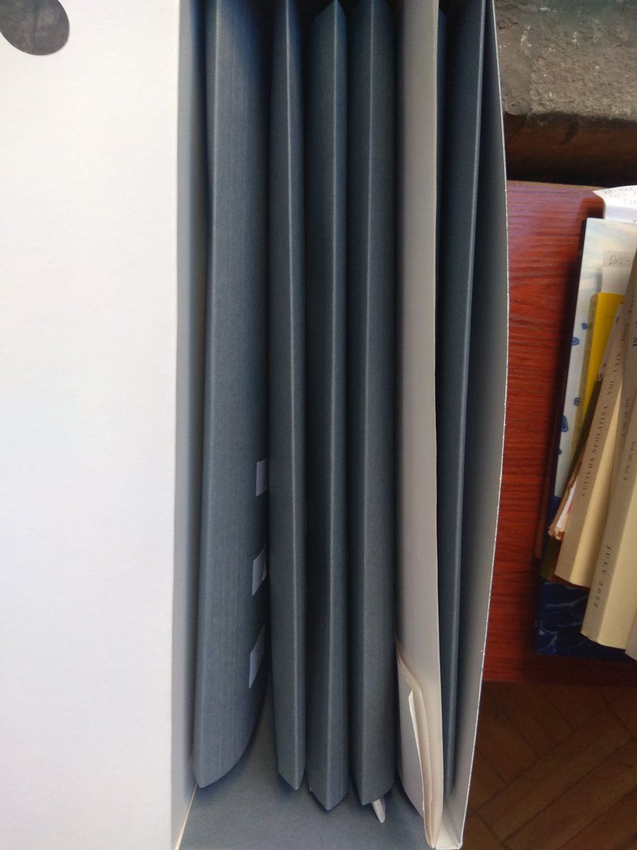 BiblioArxiuRABL's tweet photo. 1r traspàs de fons d'#arxiu, de caixa de cartró a caixa de #conservació
Què s'ha fet?
- documentació aspirada
- documentació guardada en #camises fetes a mida de #papeneutre
99 #togo || Encara ens queden 99 caixes!
#bonespractiques #BonesPràctiques https://t.co/I8qGhWWCAM