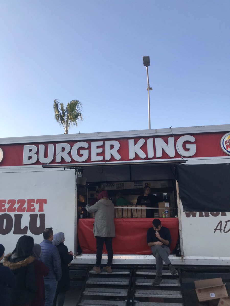 İskenderun Pac Meydanı'nda Burger King ücretsiz hamburger dağıtmaya devam ediyor. İhtiyacı olanlara ulaştıralım lütfen. #deprem #iskenderun #hatay