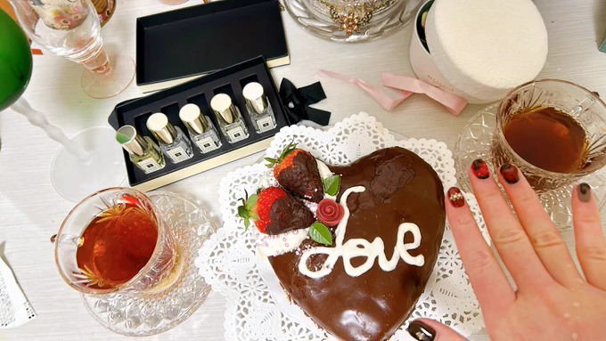 今年のバレンタインはNANAのチョコレートケーキを作った。薔薇のチョコがまさかの欠品で夫にお使いを頼んで完成というぐだぐだっぷりだったけど最終的には美味しくできて良かった 