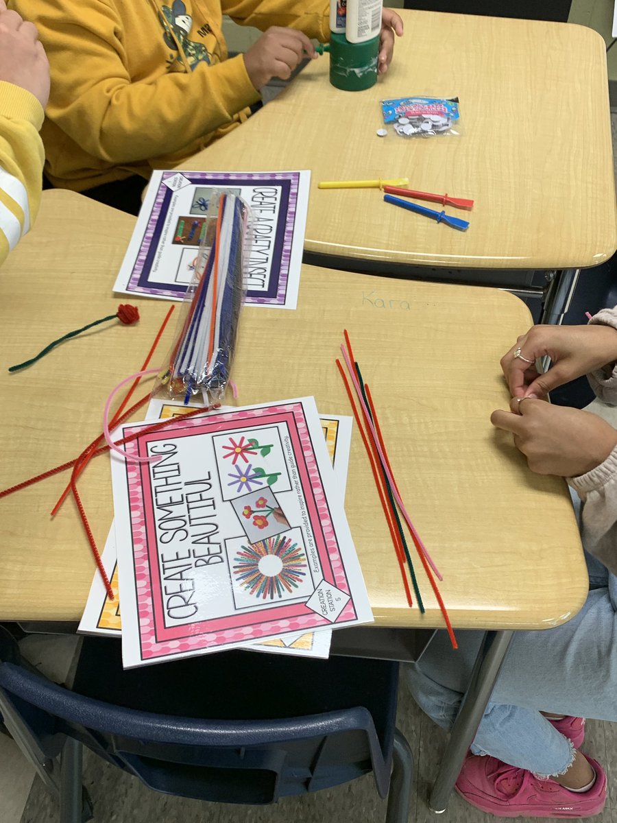 MsLaffinJST's tweet photo. First maker-space day is underway. Creativity, innovation, embracing failure is all part of the design process. @JSTwrdsb @wrdsb https://t.co/ueRnMSdfxm