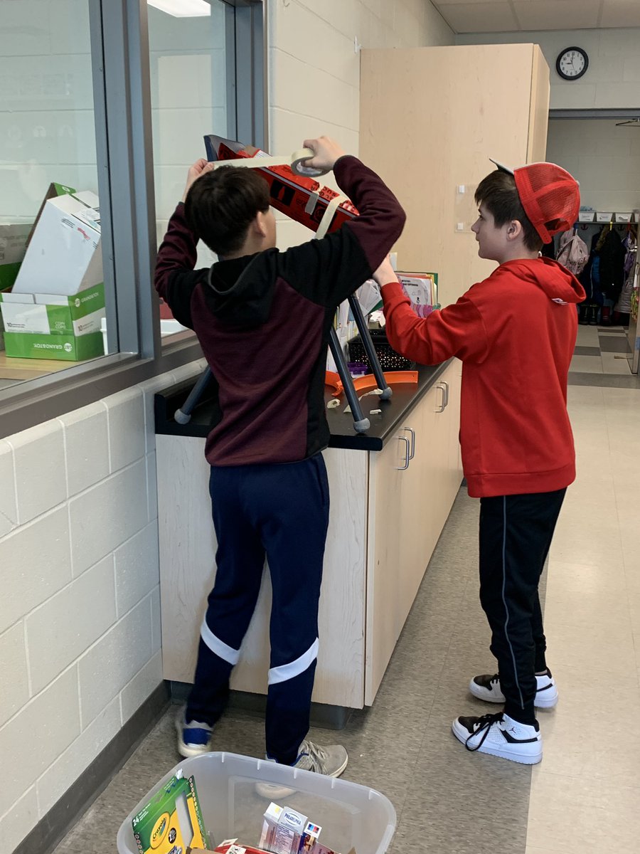 MsLaffinJST's tweet photo. First maker-space day is underway. Creativity, innovation, embracing failure is all part of the design process. @JSTwrdsb @wrdsb https://t.co/ueRnMSdfxm