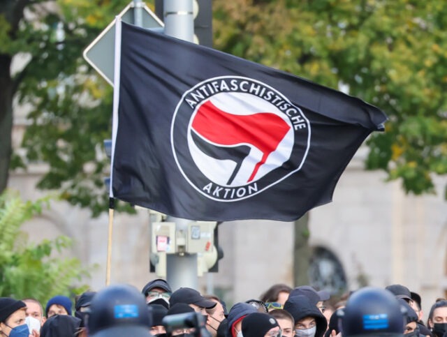 WirsindalleLinx's tweet photo. In #Budapest, wo jährlich hunderte Nazis den „Tag der Ehre“ zelebrieren, bei dem sie den Ausbruchsversuch der SS und ihrer ungarischen Verbündeten aus dem Belagerungsring der roten Armee nachstellen, wurden nun einige Antifaschist:innen festgenommen. https://t.co/x4ezvvnYOO