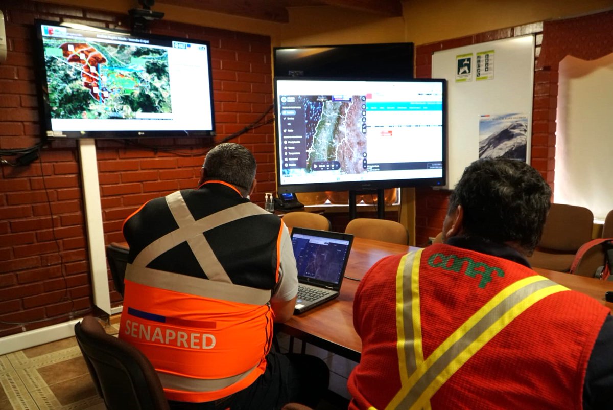 MinMujeryEG's tweet photo. 🔵#COGRID Nacional | Ministra @totiorellanag, Subse @LuzVidalH, Delegado @Aqueveque_diaz y otras autoridades 👉🏻participan de una nueva sesión de #COGRID de @Senapred, liderada por Subsecretario @DrManuelMonsalv para monitorear y coordinar el trabajo de #CombateIncendios ✅ https://t.co/gbhwl21HWr