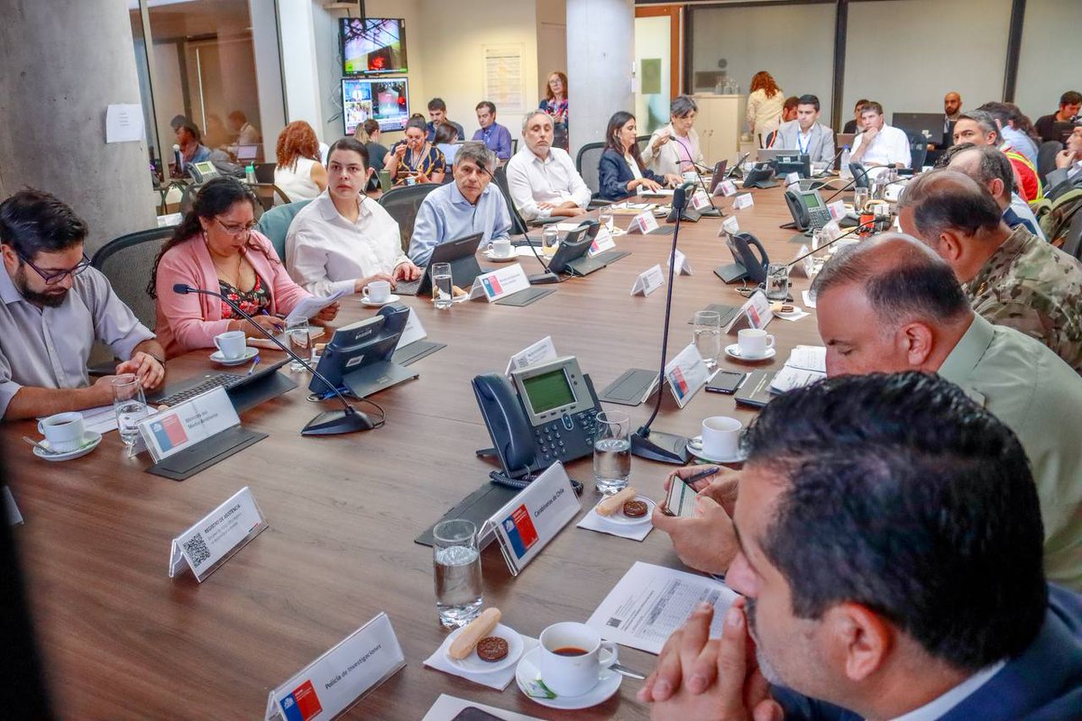 MinMujeryEG's tweet photo. 🔵#COGRID Nacional | Ministra @totiorellanag, Subse @LuzVidalH, Delegado @Aqueveque_diaz y otras autoridades 👉🏻participan de una nueva sesión de #COGRID de @Senapred, liderada por Subsecretario @DrManuelMonsalv para monitorear y coordinar el trabajo de #CombateIncendios ✅ https://t.co/gbhwl21HWr