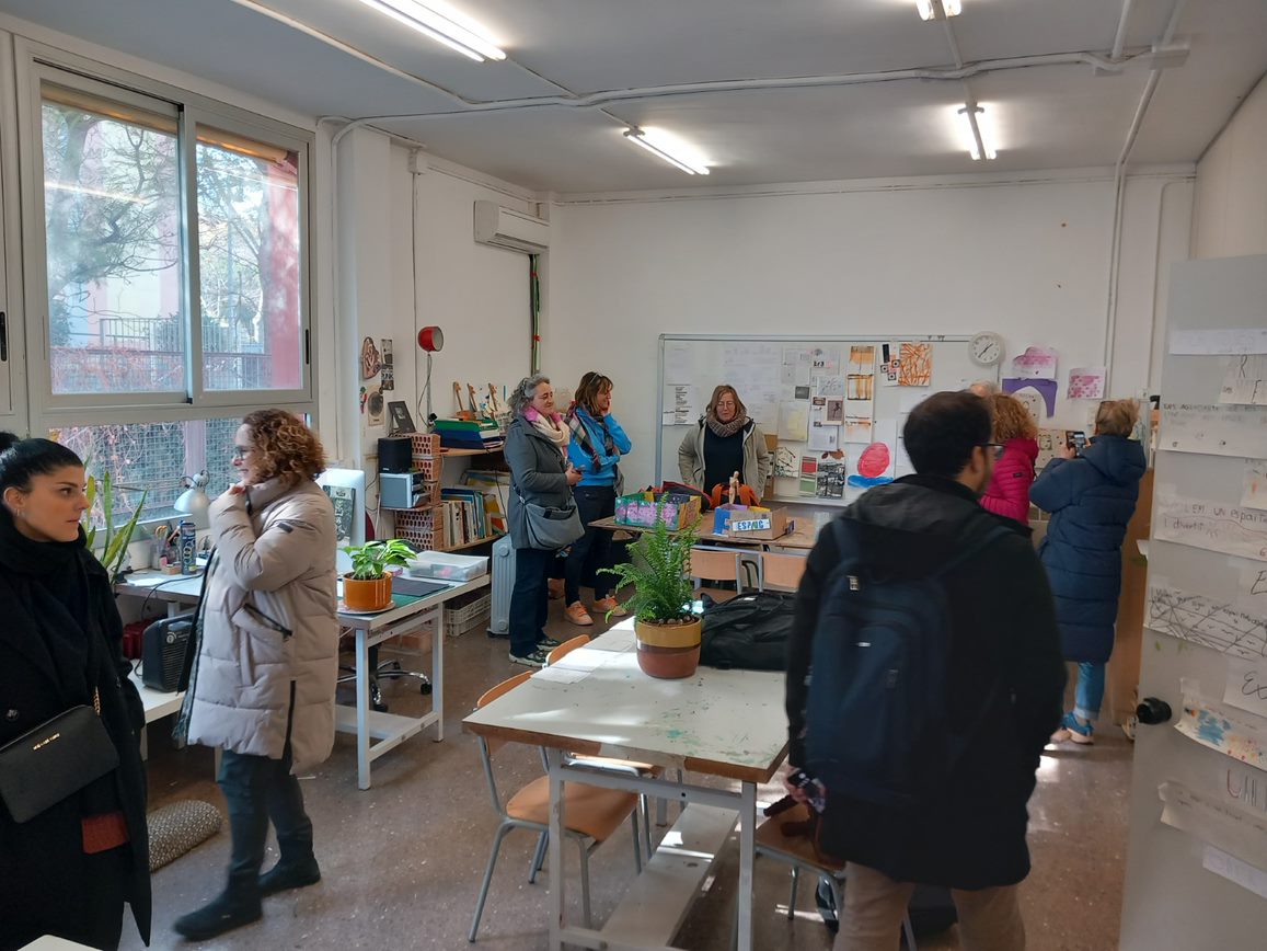 interstice_eu's tweet photo. Visiting Espai C at @EscolaSagarra in Barcelona, resident artist @rosallop explained her experience about artistic processes in a shared space with children. #peertopeerlearning https://t.co/XmyeCzO1rX