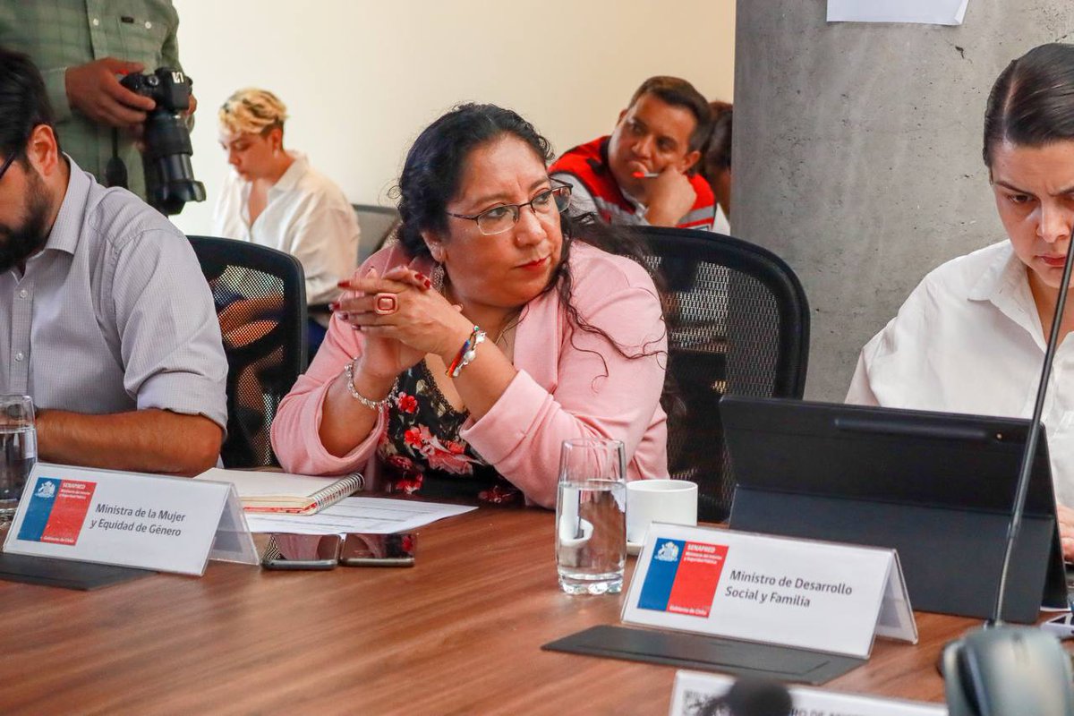 MinMujeryEG's tweet photo. 🔵#COGRID Nacional | Ministra @totiorellanag, Subse @LuzVidalH, Delegado @Aqueveque_diaz y otras autoridades 👉🏻participan de una nueva sesión de #COGRID de @Senapred, liderada por Subsecretario @DrManuelMonsalv para monitorear y coordinar el trabajo de #CombateIncendios ✅ https://t.co/gbhwl21HWr