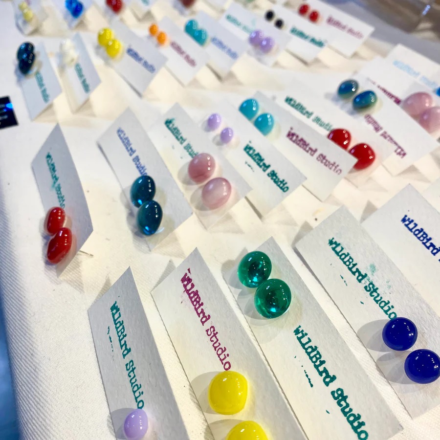 anythingasagift's tweet photo. Thinking of a gift for yourself or a friend? Check out WildBird Studio in the heart of Dublin. In her studio Alison produces beautiful stained glass items and holds workshops.

https://t.co/jvVT0LJ7o6

#Ireland #Sustainable #Ecofriendly #gifting #NewFrontiers @RDC_DkIT https://t.co/JttZFhTcnh