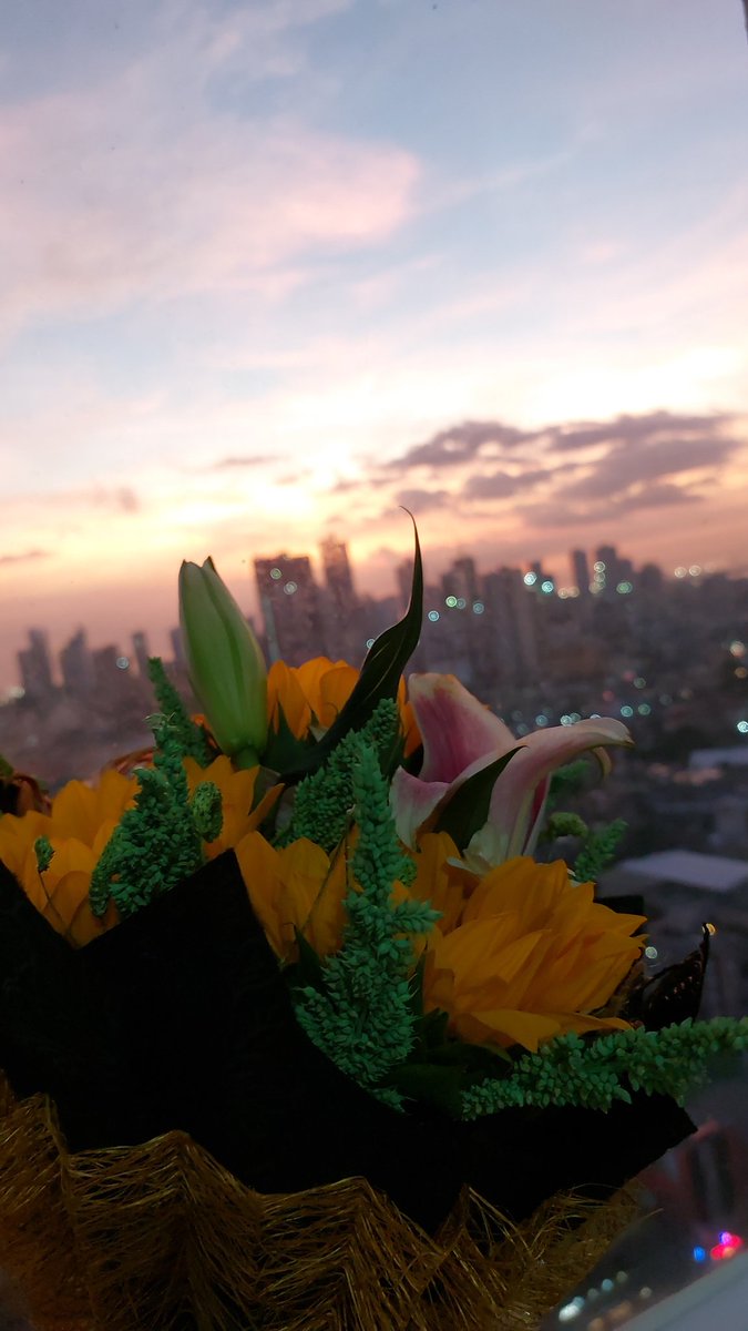 happy hearts day, everyone ! 🫶 ft. the bouquet my bf surprised me with 💌