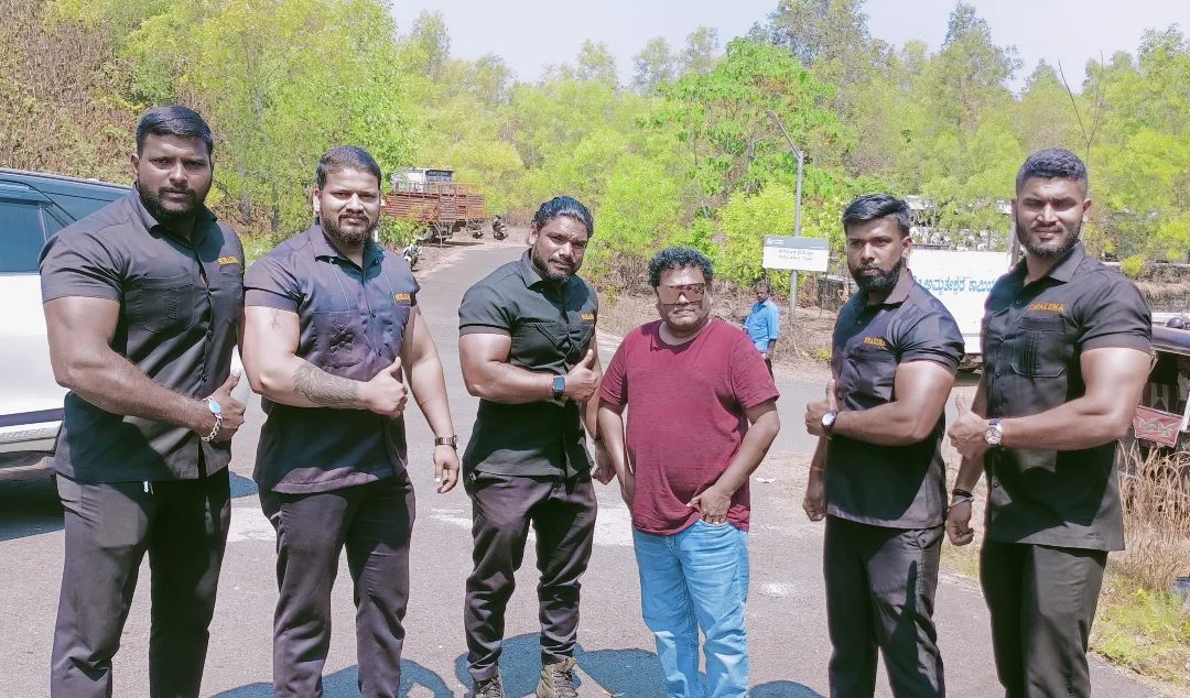 IamHCB's tweet image. Thalaivar's #Jailer Movie Snaps from the Shooting Spot, which is currently happening at Mangaluru. 

#DrShivanna #Rajinikanth𓃵 
#SadhuKokila #YogiBabu
#ShivaRajkumar