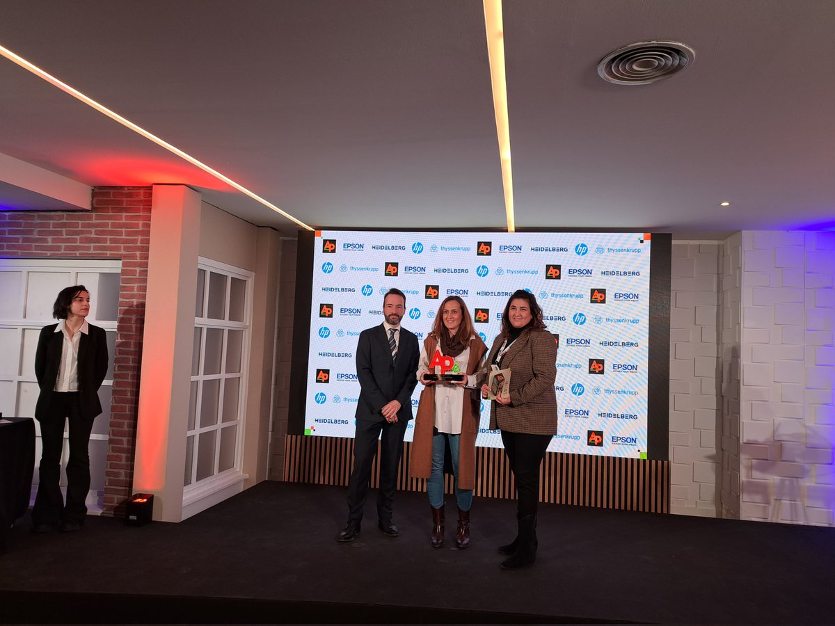 neobis_acg's tweet photo. Premios #apdigitales , @Alvaro_AGA, presidente de @neobis entrega el premio a Támara y Sandra #graymo
@Fespa_Comunica @APdigitales https://t.co/KudN8VA8qw