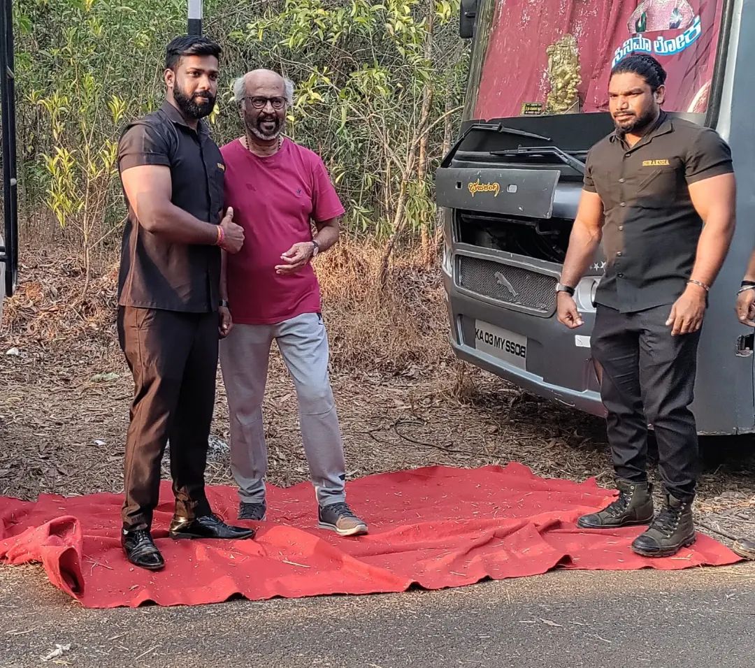 IamHCB's tweet image. Thalaivar's #Jailer Movie Snaps from the Shooting Spot, which is currently happening at Mangaluru. 

#DrShivanna #Rajinikanth𓃵 
#SadhuKokila #YogiBabu
#ShivaRajkumar