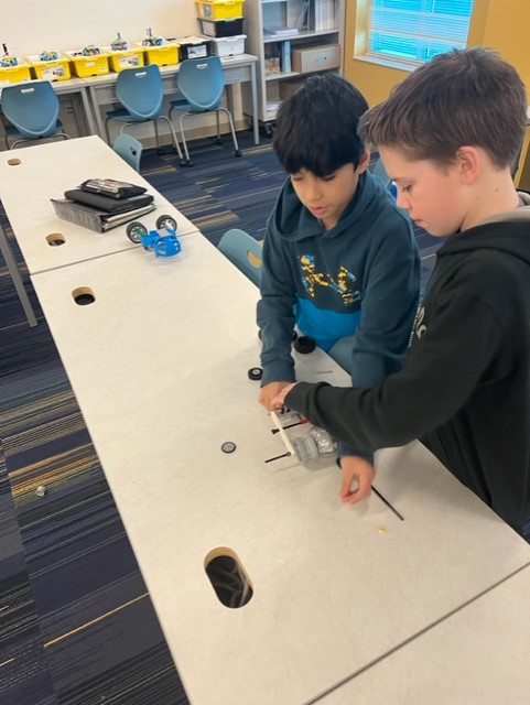 NeuseRiverMS's tweet photo. #AtTheRiver #SpheroCoding Just a bit of computer science to start the day with Mr. Jackson! #STEAM #codinglife #RavensSoar https://t.co/XPPtekFk4s