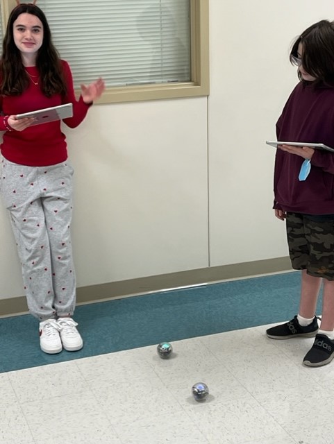 NeuseRiverMS's tweet photo. #AtTheRiver #SpheroCoding Just a bit of computer science to start the day with Mr. Jackson! #STEAM #codinglife #RavensSoar https://t.co/XPPtekFk4s