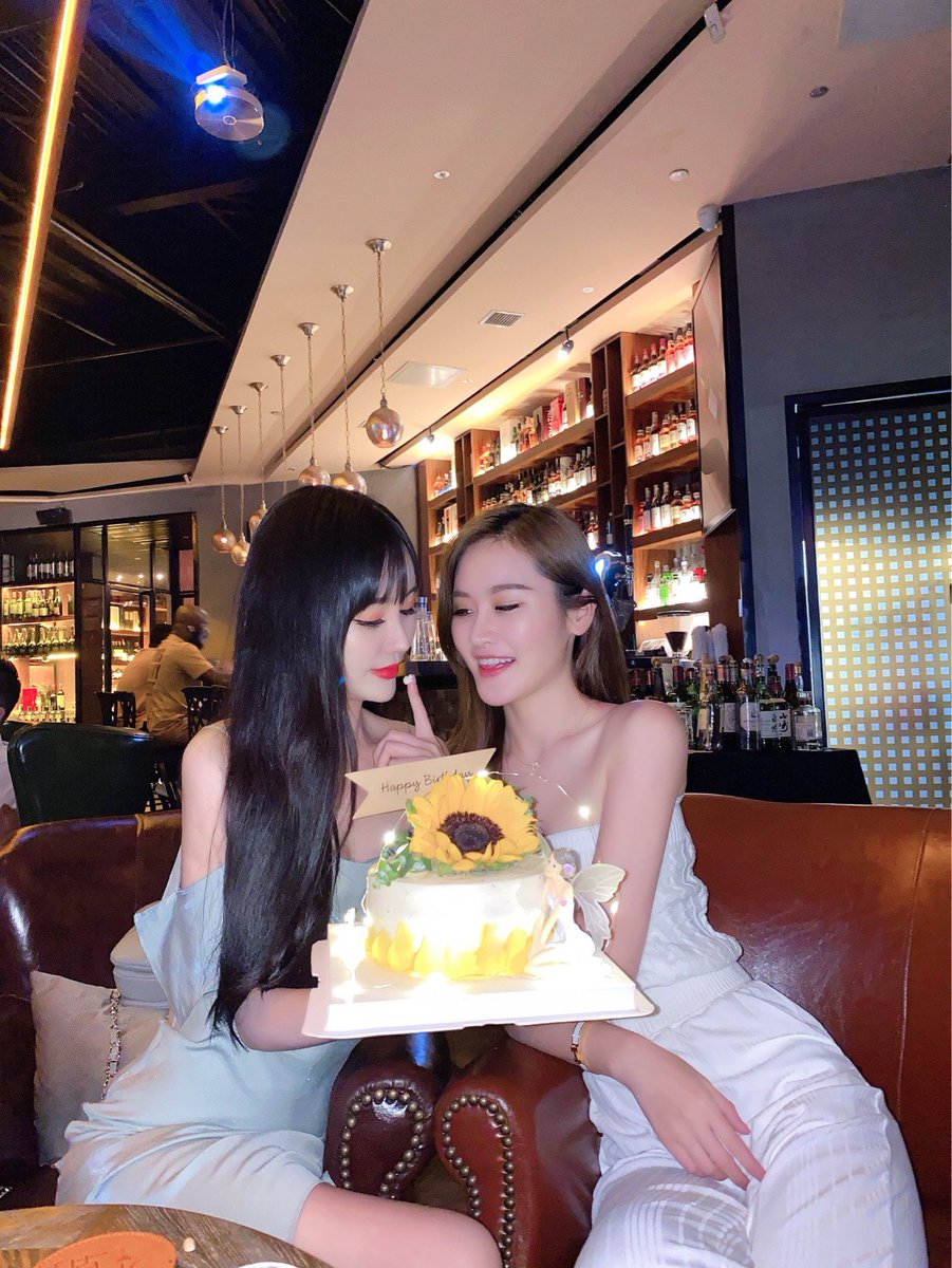 linaida16's tweet photo. Spend Valentine's Day with your single girlfriends!🥰#NFT #BTC #ETH #AI https://t.co/9BUcKShy9f