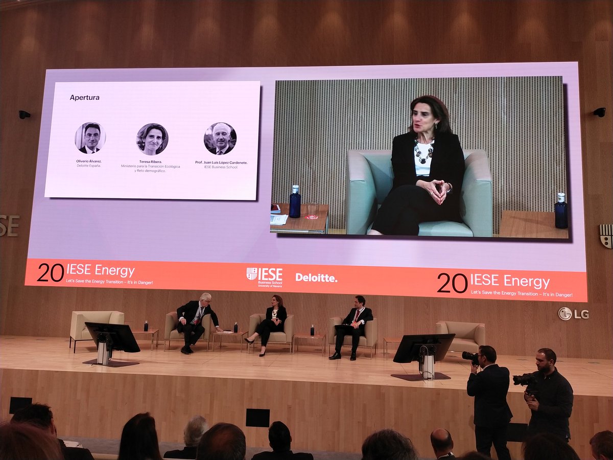 #20IeseEnergy 
La ministra <a href="/mitecogob/">Transición Ecológica y Reto Demográfico</a> abre el evento con un elogio al aumento de la diversidad de género en la audiencia
