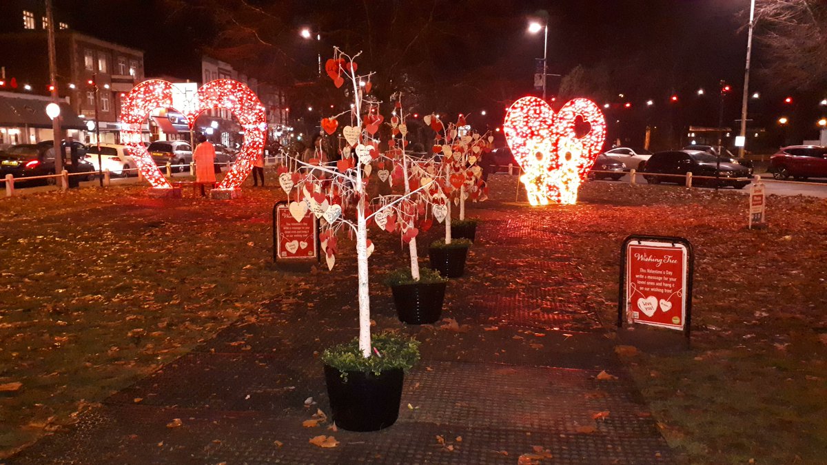 .@makeitealing are helping to share some love on #ValentinesDay 💘💝💖 These big love hearts are on #Ealing Green if you would like to take a selfie with that special person in your life. 💏