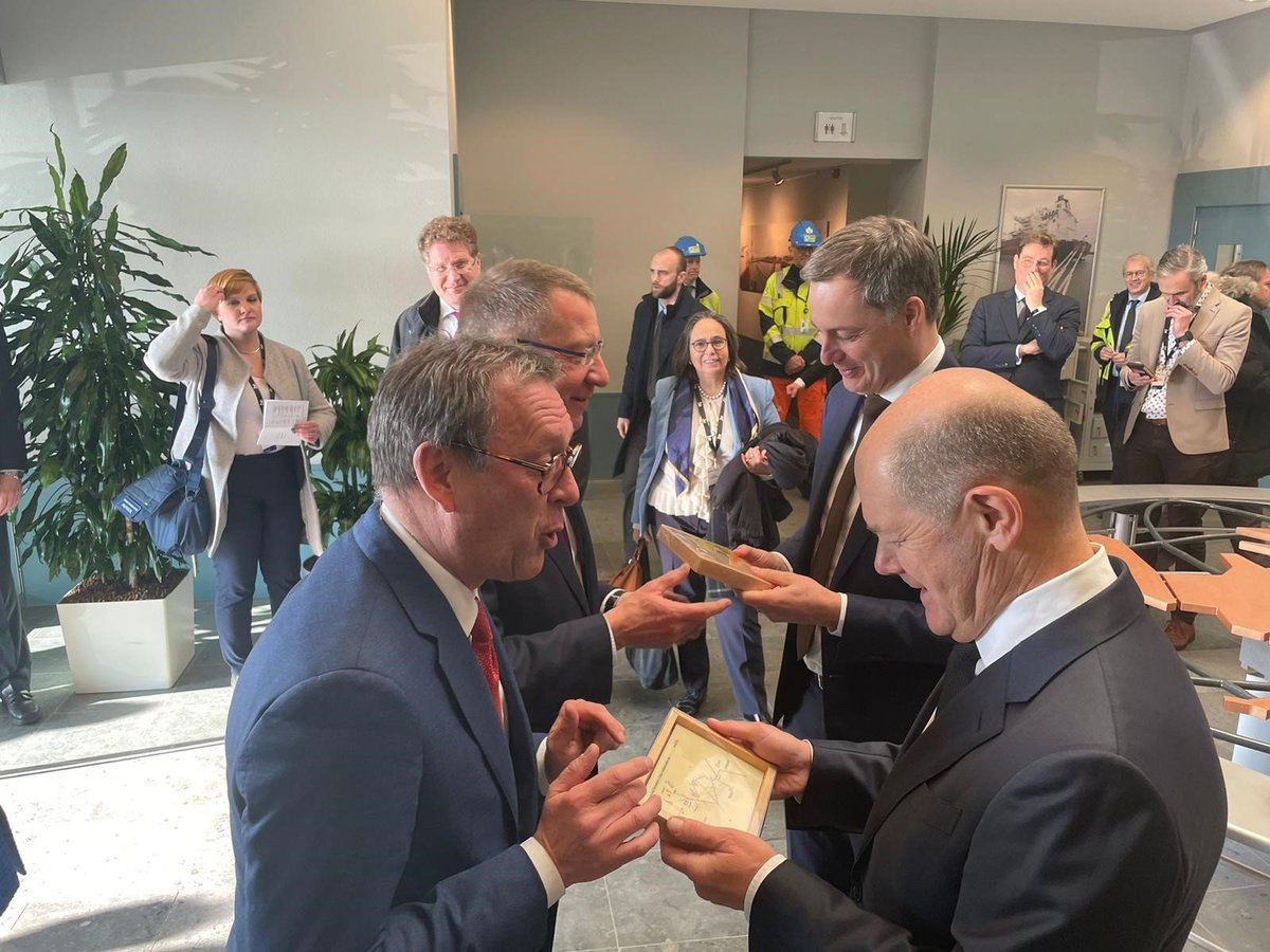 OpenGridEurope's tweet photo. 🇧🇪und 🇩🇪, Fluxys &amp; OGE: Partnerschaften mit Energie! Heute haben OGEs CEO, Dr. Jörg Bergmann und @FluxysGroup CEO Pascal De Buck in Zeebrügge Bundeskanzler Scholz sowie dem belg. Premier Alexander de Croo die gemeinsame Zusammenarbeit vorgestellt. #ogemeetsfluxys #bettertogether https://t.co/wLKfpMPM5k