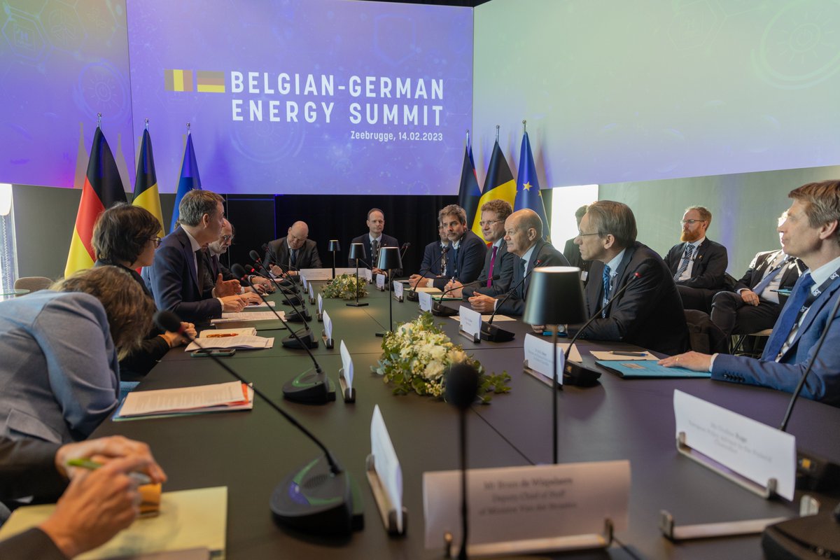OpenGridEurope's tweet photo. 🇧🇪und 🇩🇪, Fluxys &amp; OGE: Partnerschaften mit Energie! Heute haben OGEs CEO, Dr. Jörg Bergmann und @FluxysGroup CEO Pascal De Buck in Zeebrügge Bundeskanzler Scholz sowie dem belg. Premier Alexander de Croo die gemeinsame Zusammenarbeit vorgestellt. #ogemeetsfluxys #bettertogether https://t.co/wLKfpMPM5k