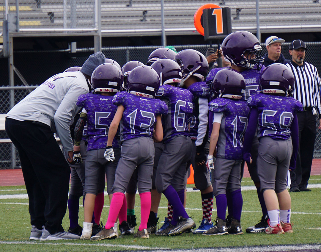 SafrSports's tweet photo. #Footballparents with kids wearing a #SAFRProTech have more peace of mind when watching them play. #SAFRProTech helmet covers absorb and dissipate impact to reduce the risk of head injuries. #footballsafety #SaferThroughScience https://t.co/CxGI4qO16K