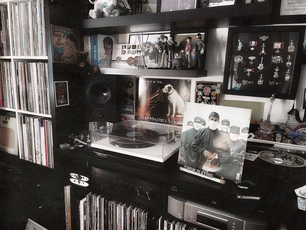 stevekelly11's tweet image. A bit of rock for Tuesday afternoon 😎 #nowplaying #diffculttocure #rainbow #stevesrecords #vinyl #recordcollection  #Hipstamatic #Lumière #ATypePlate