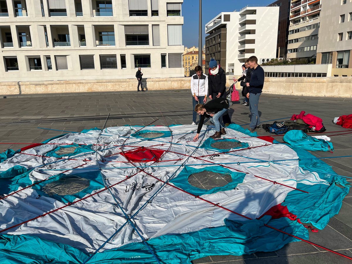 HumanAdaptation's tweet photo. #DeepClimate en partance pour une mission sur la Lune ? Non pour la Laponie ! Lundi, l'équipe a déployé la tente Space Station qui servira d'espace commun aux climatonautes. Un premier test réussi à #Marseille à J-10 avant le départ vers les terres glacées !

📸: Tiphaine Vuarier https://t.co/NsOj5r2TzH